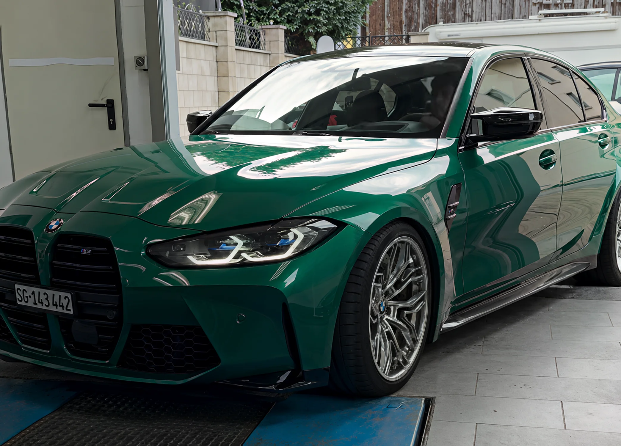 Grüner BMW in der Werkstatt von MD Autotechnik
