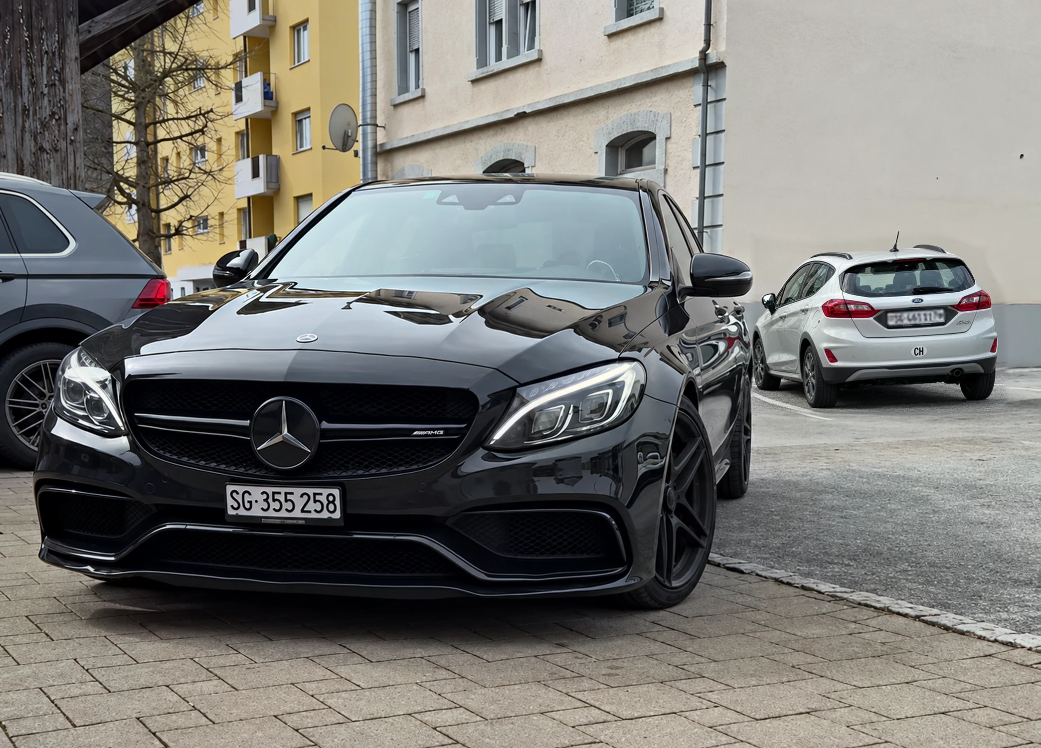 Mercedes vor der Werkstatt